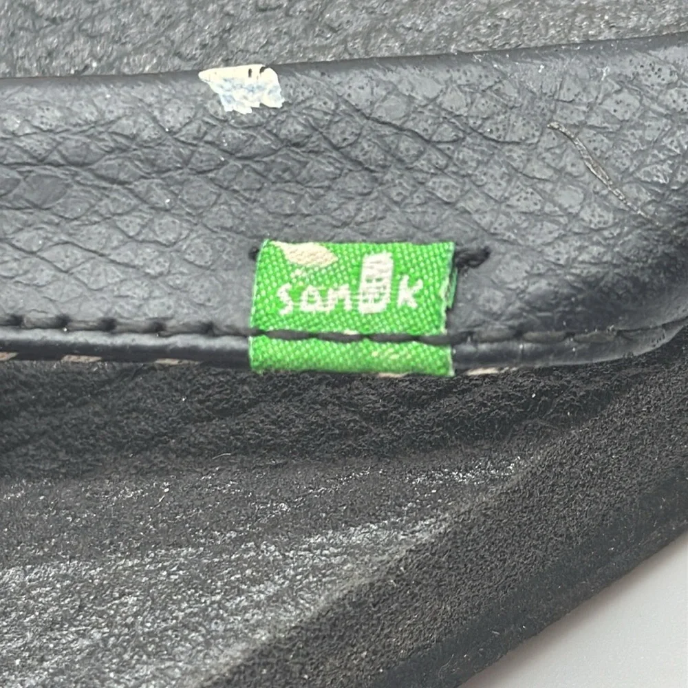 Black Textured Accessory with Green Tag FFT7971F